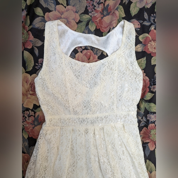 Lace dress - Picture 5 of 6